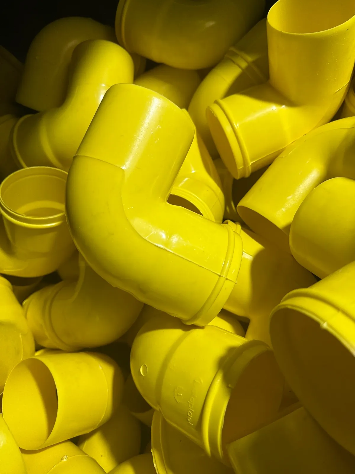 Codo amarillo de 3”